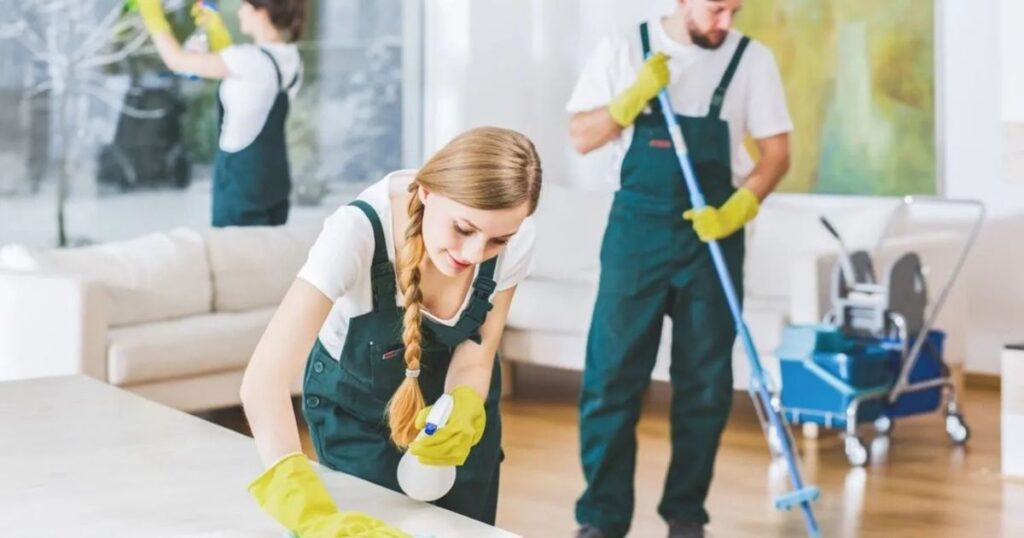 Los Angeles same day emergency house cleaning team at work